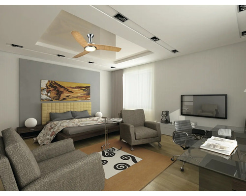 Ljust vardagsrum med takfläkt, säng och arbetsplats