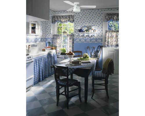 Kök med blommig tapet, rutiga textilier och takfläkt