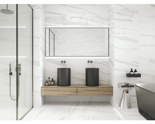 Modernt badrum med dusch, dubbla handfat, spegel och marmorplattor