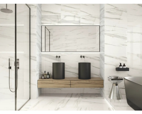 Ljust badrum med marmorplattor, dusch, två handfat och spegel