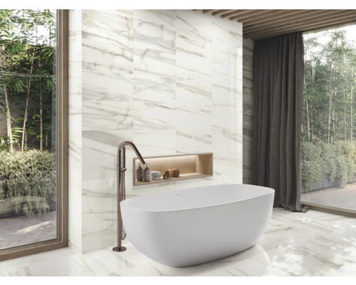 Badrum med fristående badkar, marmorplattor och fönster