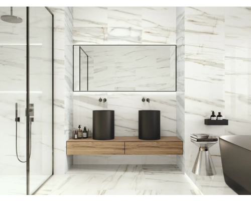 Ljust badrum med dusch, tvättställ med två tvättställsskålar och spegel