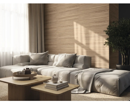 Vardagsrum med modulsoffa, soffbord i trä och dekorativ väggbeklädnad