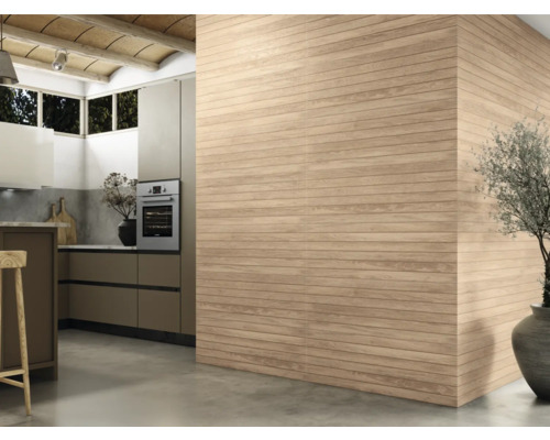 Ljus interiör med träpanel och modernt kök