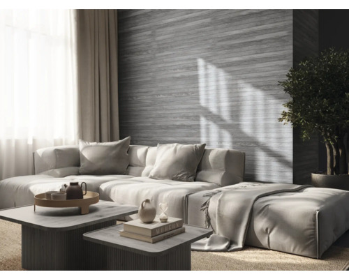 Vardagsrum med stor soffa, soffbord och krukväxt