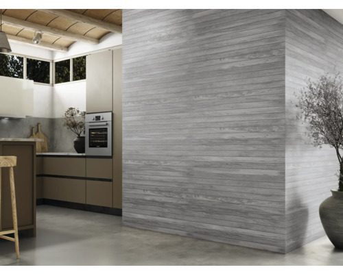 Ljust kök med träpanelvägg och dekoration