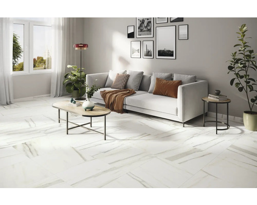 Ljust vardagsrum med marmorimitation på golvet, soffa, bord och dekoration