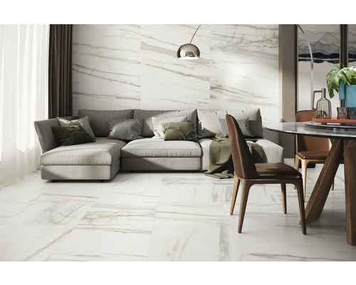 Ljust vardagsrum med marmorgolv, soffa och matbord