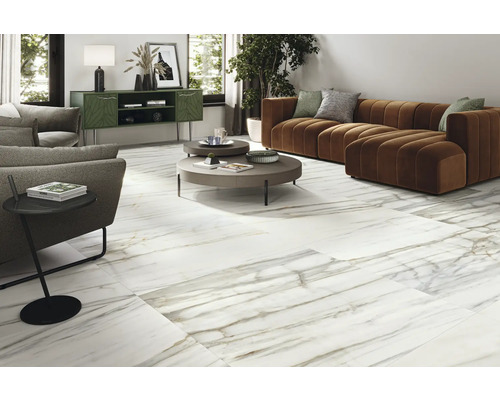 Ljust vardagsrum med golvplattor i marmorlook, soffa och soffbord