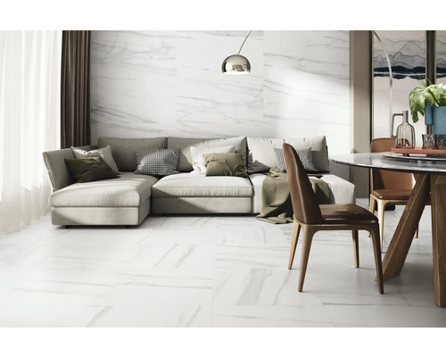 Ljust vardagsrum med marmorliknande klinkergolv, soffa och matplats