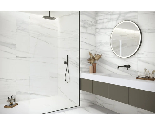 Modernt badrum med marmorplattor, dusch och tvättställsskåp med spegel