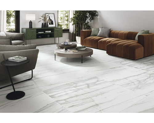 Vardagsrum med vitt marmorkakelgolv, brun soffa och soffbord