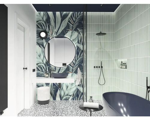 Modernt badrum med dusch, handfat, spegel och dekorativ väggdesign