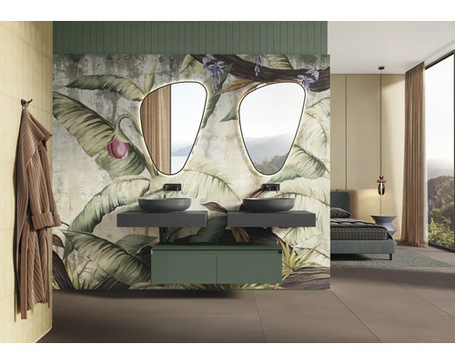 Badrum med två handfat, underskåp, speglar och botanisk tapet för en ljus och organiserad atmosfär.