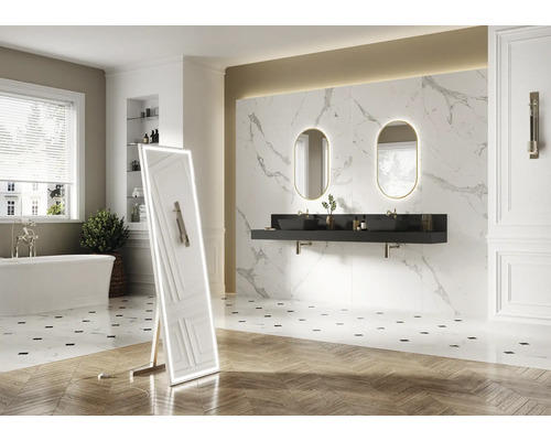 Ljust badrum med badkar, handfat med speglar och fristående spegel