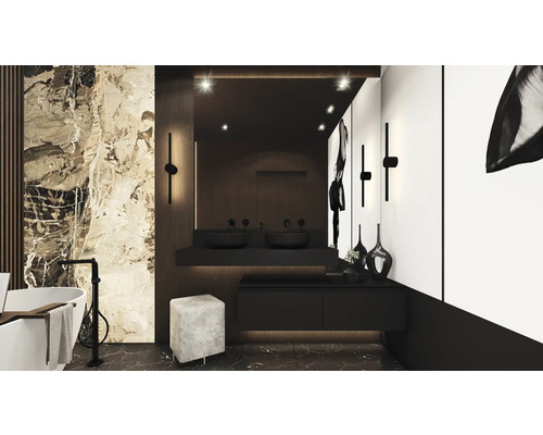 Modernt badrum med badkar, tvättställ med två handfat, spegel och dekorativa element.