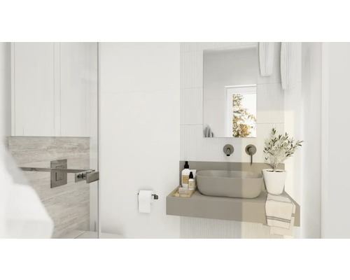 Ljust badrum med handfat, spegel och handdukar.