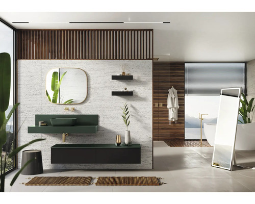 Ljust badrum med tvättställ, spegel, badkar och trädetaljer för en modern och avkopplande atmosfär.