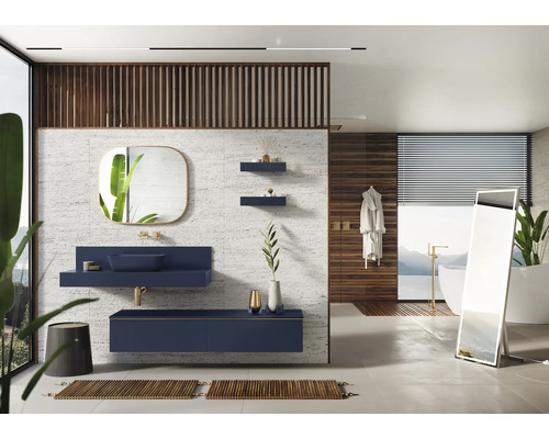 Badrum med handfat, spegel och badkar i ljus och modern design