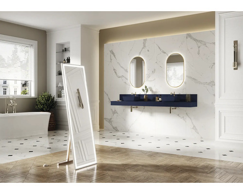 Badrum med badkar, tvättställsskåp med två handfat och spegel