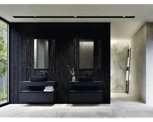 Badrum med två handfat, speglar och trävägg