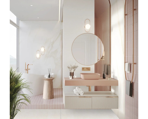 Ljust badrum med handfat, spegel och badkar för en avkopplande atmosfär