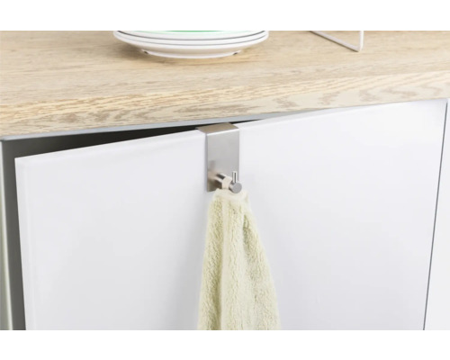 Handdukshållare i rostfritt stål för upphängning på en skåpdörr med en handduk.