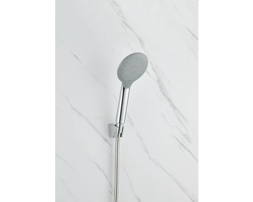 Handdusch med duschslang monterad på väggen