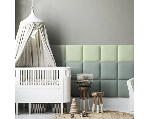 Barnrum med spjälsäng, sänghimmel, vadderad vägg och träpallar.