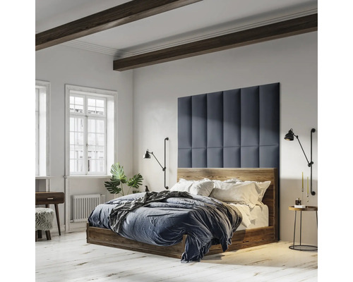 Sovrum med träbjälkar och säng med vadderad sänggavel