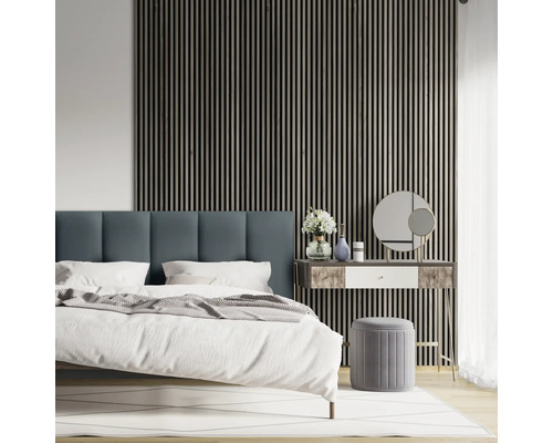 Sovrum med säng, sängbord och väggpaneler