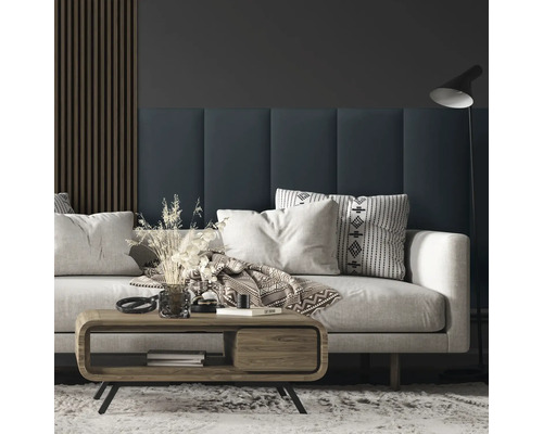 Vardagsrum med soffa, kuddar, träbord och väggpaneler