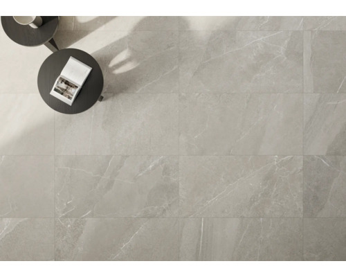 Ljust golvkakel med marmorlook lagt, med bord och bok.