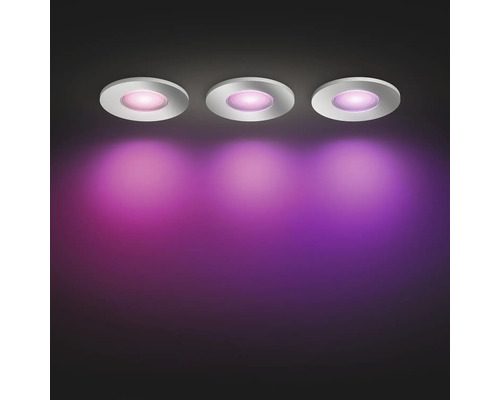 Tre runda LED infällda spotlights med violett ljus