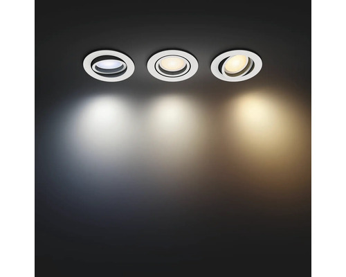 Tre takmonterade spotlights med olika ljusfärger