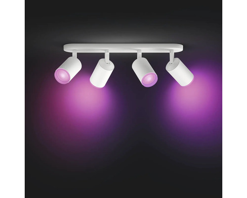 Taklampa med fyra spotlights och violett ljus