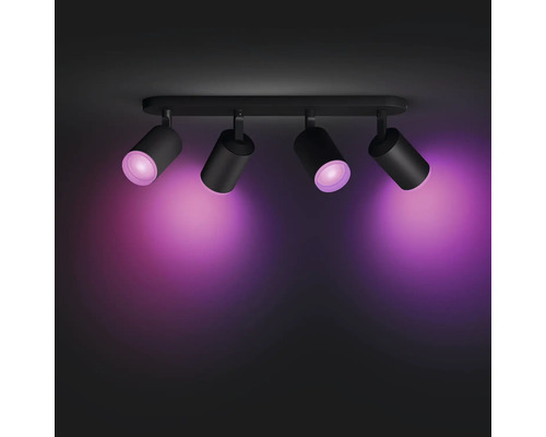 Taklampa med fyra spotlights och färgad belysning.