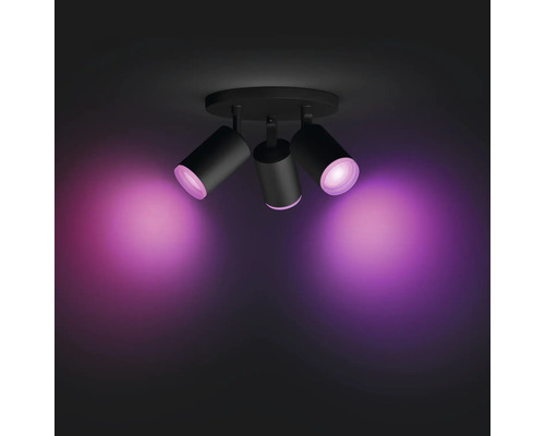 Taklampa med tre spotlights och färgat ljus