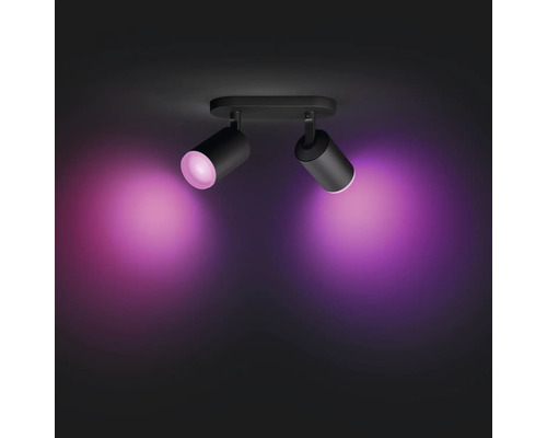 Taklampa med två spotlights som avger violett ljus