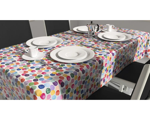 Dukat bord med en duk med prickigt mönster