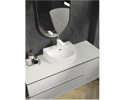 Modernt badrum med handfat, spegel och underskåp