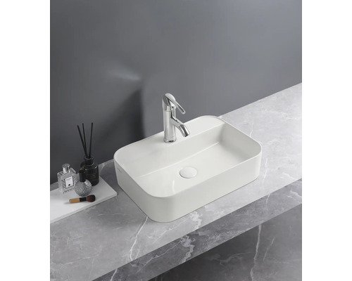 Tvättställsskål med blandare på en bänkskiva