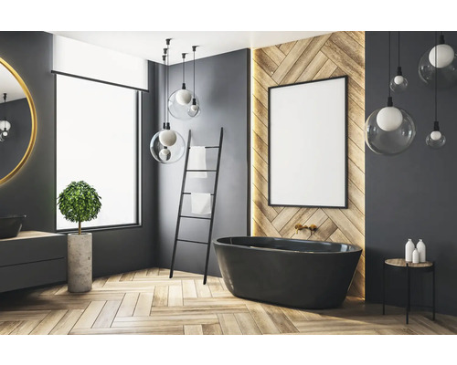 Modernt badrum med badkar, stegar och runda hänglampor