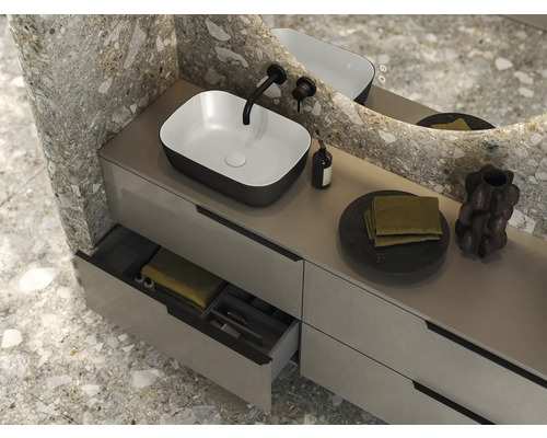 Badrum med tvättställ, tvättskål, spegel och öppen låda