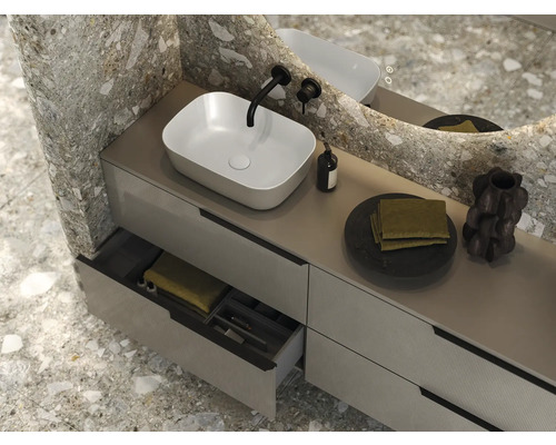 Modernt badrum med tvättställ, handfat och spegel