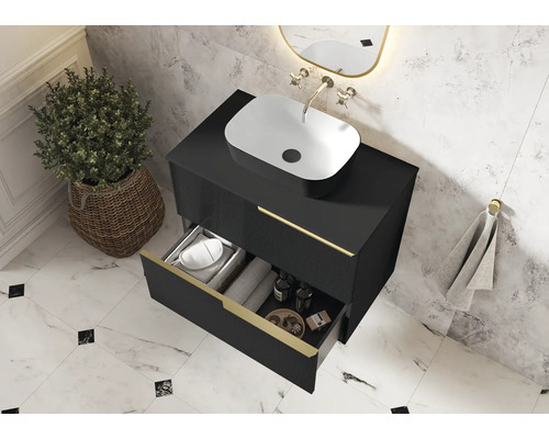 Modernt badrum med svart tvättställsskåp, tvättställsskål och öppen låda