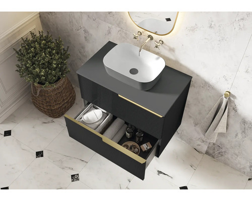 Badrum med modernt tvättställsskåp, tvättställsskål och öppen låda för förvaring