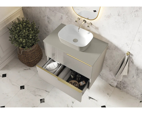 Modernt badrum med tvättställsskåp, bänkskiva och öppen låda för förvaring