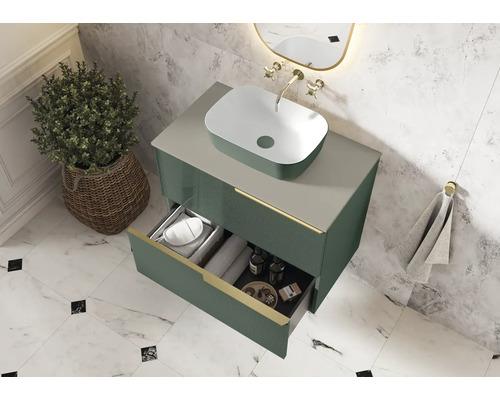 Badrum med tvättställsskåp, tvättställsskål, spegel och öppen låda