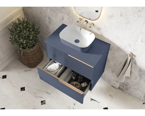 Badrum med underskåp, handfat och öppen låda